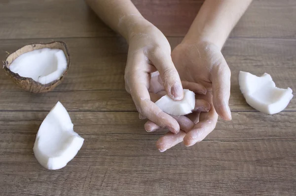 Hindistan cevizi kremalı el bakımı, doğal kozmetik ürünleri. Mevsimlik el bakımı. El Nemlendirici, Güzellik ve Kaplıca Konsepti.