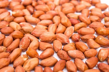 Fıstık, arka plan veya dokular için. Kaplarda Kabuklu fıstık. Beyaz arka plan üzerinde izole fıstık