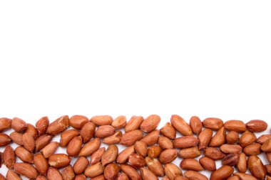 Kırmızı fıstık, kızartılmış fıstık. Beyaz zemin üzerine fıstık. Kaplarda fıstık. ceviz doku