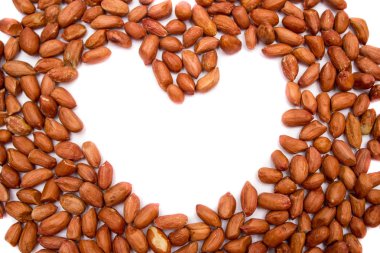 Kırmızı fıstık, kızartılmış fıstık. Beyaz zemin üzerine fıstık. Kaplarda fıstık. ceviz doku