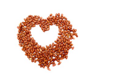 Kırmızı fıstık, kızartılmış fıstık. Beyaz zemin üzerine fıstık. Kaplarda fıstık. ceviz doku