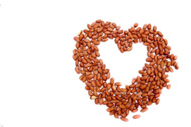 Kırmızı fıstık, kızartılmış fıstık. Beyaz zemin üzerine fıstık. Kaplarda fıstık. ceviz doku