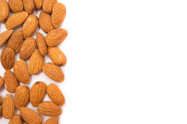 Badem. Beyaz zemin üzerine badem. Badem arka plan. Badem fındık