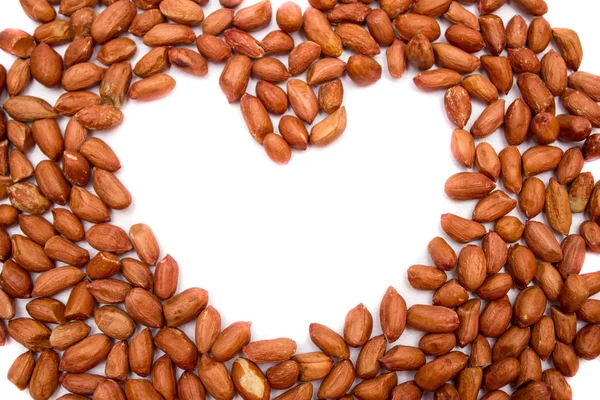 Kırmızı fıstık, kızartılmış fıstık. Beyaz zemin üzerine fıstık. Kaplarda fıstık. ceviz doku