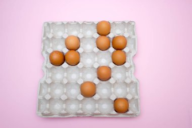 Yumurta, pembe bir arka plan üzerinde yumurta. Yumurta içinde bir tepsi