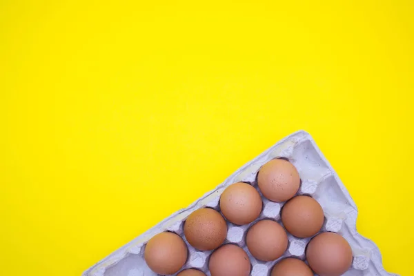 Huevo Huevos Sobre Fondo Amarillo Huevos Una Bandeja —  Fotos de Stock