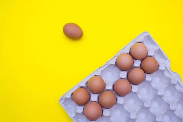 Ägg Ägg Gul Bakgrund Ägg Ett Fack — Stockfoto