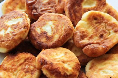 Cheesecakes ahşap arka plan üzerinde cheesecakes çilek ile kahvaltı. Sağlıklı kahvaltı.