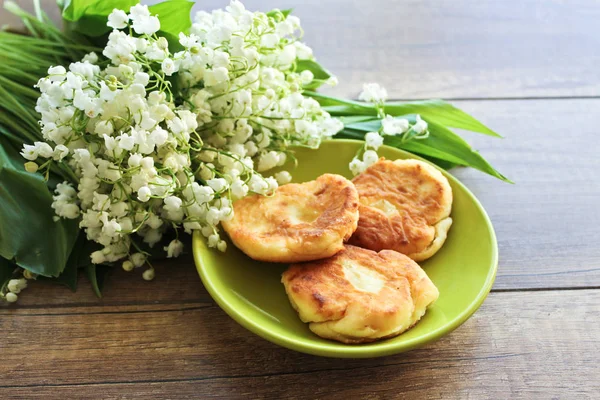 Zambak vadi, kahvaltı için cheesecakes bahar buket. Cheesecake kahvaltı — Stok fotoğraf