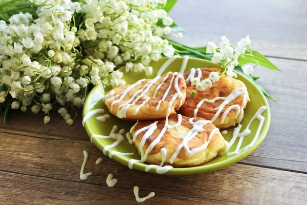 Zambak vadi, kahvaltı için cheesecakes bahar buket. Cheesecake kahvaltı