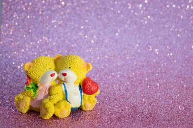 Ayılar aşık simgeleyen aşk ve tutku, Sevgililer günü kartı kalp arka plan ile. Bulanık bokeh arka plan üzerinde iki ayı.