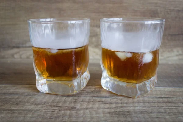 Ποτήρι Ουίσκι Bourbon Ένα Ξύλινο Υπόβαθρο Ουίσκι Ένα Ποτήρι Αλκοολούχο — Φωτογραφία Αρχείου
