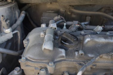 Ulaşım ve araç konsepti, motor vagonu kaputun altında.