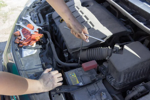 Kaputun altındaki ulaşım ve araç konsepti, motor ve diğer araba parçaları