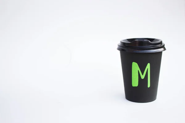 Tek kullanımlık siyah karton bardak beyaz arka planda izole edilmiş kahve ve çay için eko bardak. Ekoloji Fikri.