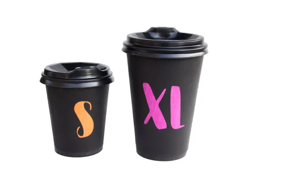 可处置的黑色纸杯在白色背景上隔离，用于咖啡和茶的生态杯。生态意念概念 — 图库照片