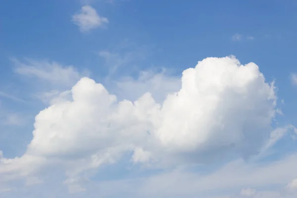 Nuages bouclés blancs sur un ciel bleu — Photo