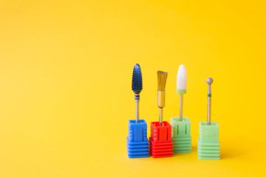 Manikür için değirmen kesicisi. Manikür ve pedikür için elmas kesiciler. Aksesuarlar ve manikür tırnak aracı.