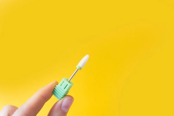 Çivi Bakımı Konsepti. Donanım manikürü ve sarı arka planda pedikür için kesiciler.