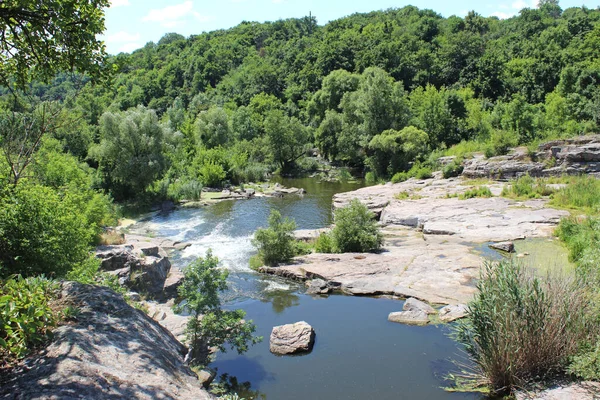 Pohled Řeku Kameny Zarostlé Zelené Přírodě Turistická Oblast — Stock fotografie