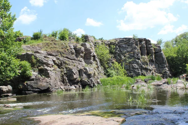 Taş kaya ve yeşillik, kayalıklardaki turistik bölge.