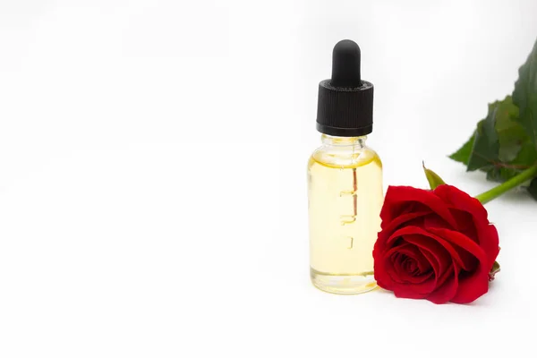 把装有玫瑰油的瓶子放下 皮肤护理概念 水合作用 — 图库照片