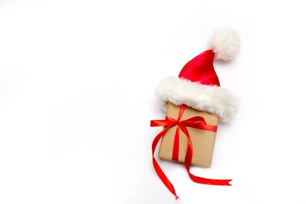 Beyaz arkaplanda izole edilmiş noel hediyesi kutusu.