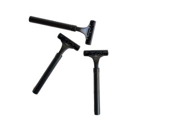 Beyaz arka planda izole edilmiş üç adet tek kullanımlık siyah tıraş bıçağı..