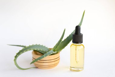 Aloe vera esaslı bir yağ şişesi, profesyonel cilt bakımı.