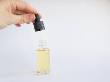 Bir şişe yağ damlası, profesyonel cilt bakımı..