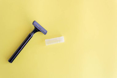 Tek kullanımlık siyah jilet, tıraş konsepti..