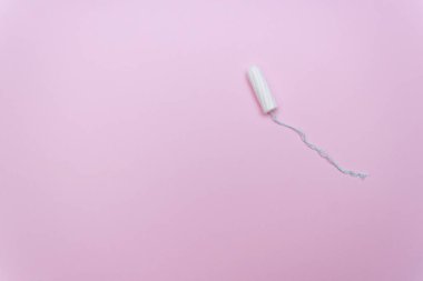 Bir beyaz tampon. Adet günleri için kadın hijyeni, güveli adet döngüsü. Kadın sağlığı için koruyucu bakım