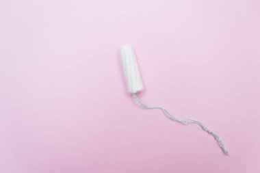 Pembe arka planda pamuk tampon. Adet dönemi konsepti. Kadın hijyen koruması. Üst manzara, düz uzanma.