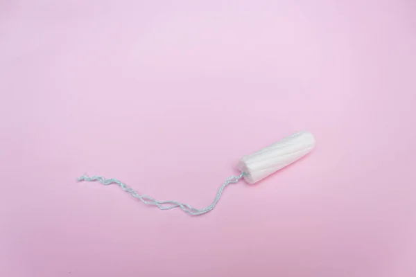 Tampon menstruasi pada latar belakang merah muda. Waktunya menstruasi. Kebersihan dan perlindungan. — Stok Foto