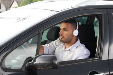 yorgun sürücü dinleme müzik kulaklık