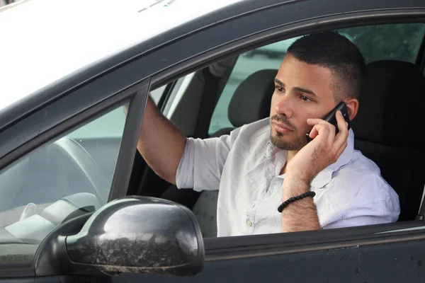 Arabayı telefonda konuşan adam