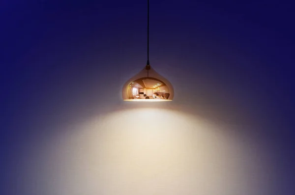 青い壁の背景にモダンなランプ — ストック写真
