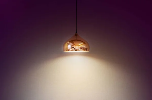 えび茶色の壁の背景にモダンなランプ — ストック写真