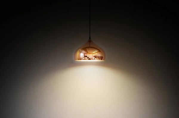 Сучасна лампа на фоні чорної стіни — стокове фото