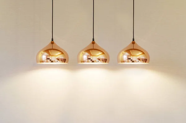 arka plan bej duvar üzerinde modern lamba