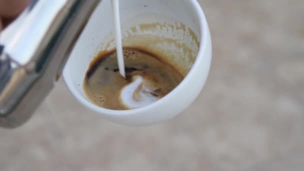 Servant du café avec du lait. Cappuccino. — Video