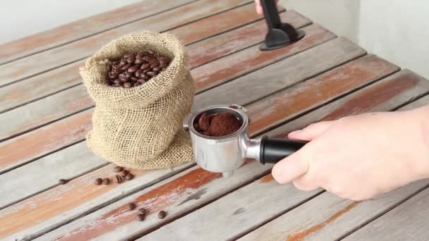 Женские руки заваривают кофе в фильтре для эспрессо — стоковое видео