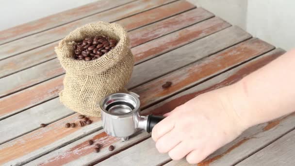 A női kezek frissen őrölt kávét öntenek egy portafilterbe. — Stock videók