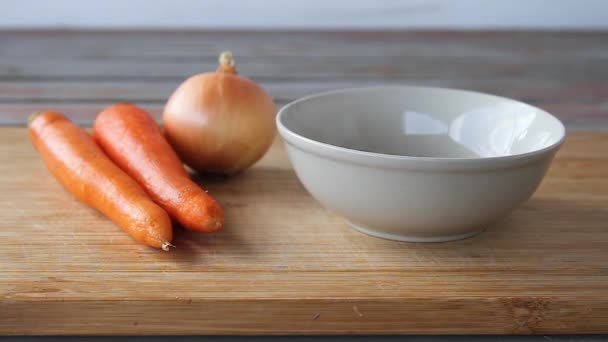 Preparación de ingredientes para hacer una sopa. — Vídeo de stock