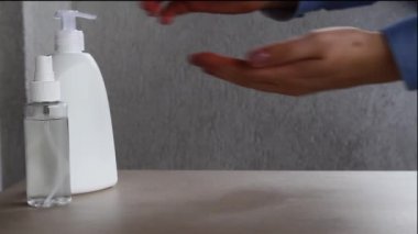 Kadın elinin agaist koronavirüsü korumak için dezenfektan kullandığı yakın plan.