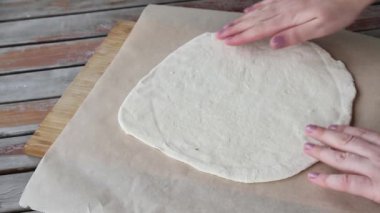 Masada pizza yapma süreci. Mutfak masasında taze hamur. Evde yemek pişirmek..