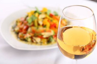 Beyaz şarap cam ve gıda arka plan, sebze salatası