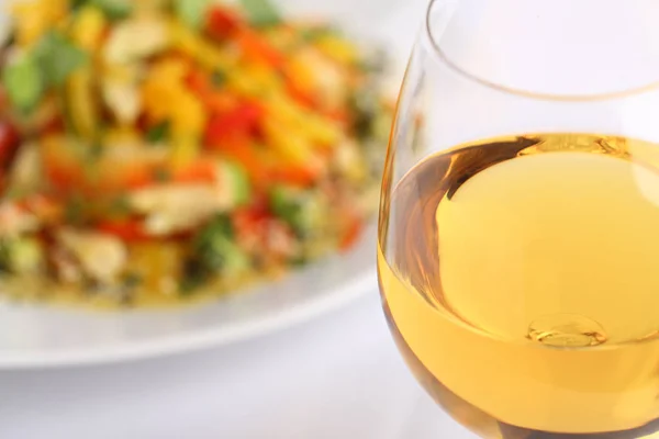 Verre Vin Blanc Fond Alimentaire Salade Légumes — Photo