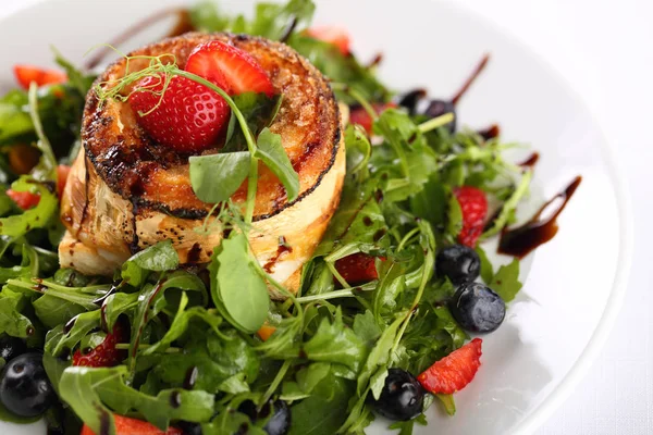 Läcker Sallad Med Getost Och Grönsaker — Stockfoto