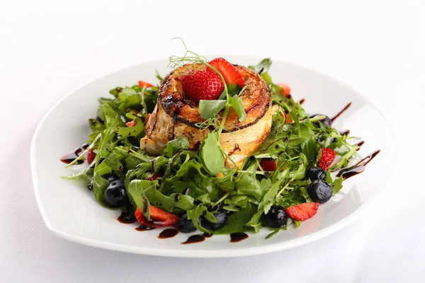 Läcker Sallad Med Getost Och Grönsaker — Stockfoto